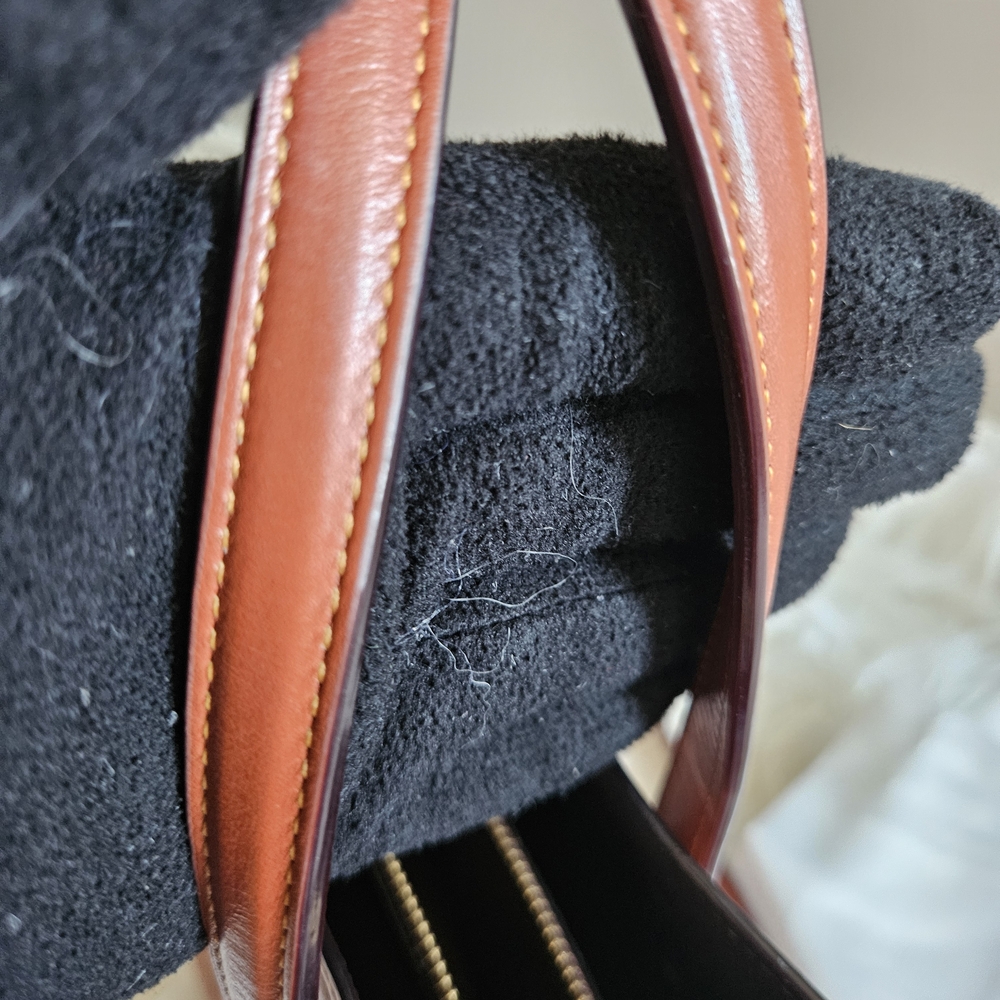 Coach Embossed Leather Crossbody Bag – Excellent Condition – Compact & Stylish - Picture 9 of 16